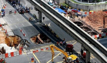 Awas! Sinkhole Di Jalan Raya Semakin Menjadi-jadi Di Malaysia
