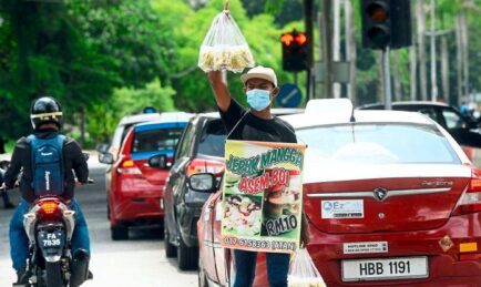 Perlu Ke Sampai Saman Penjual dan Pembeli Makanan Di Lampu Isyarat?