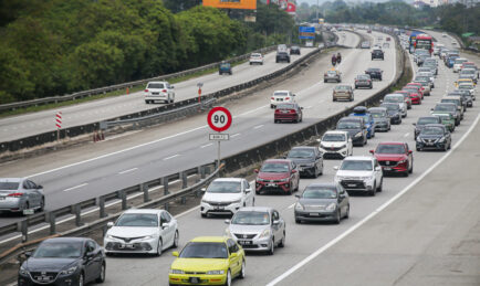 Benda Tak Masuk Akal Dijumpai Atas Jalanraya Yang Sibuk di Malaysia