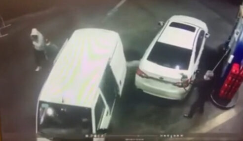 Viral: Lelaki Simbah Perompak Kereta Dengan Petrol Di Stesen Minyak