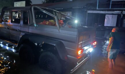 Dato’ Sri Sunny Tak Lokek Guna Brabus G700 6X6 Bantu Mangsa Banjir. Kereta 6 Tayar, Harga RM 5 Juta!