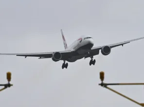 WATCH: Youtuber Live-Streams Plane Landings at Heathrow in Storm; Over 6.7 Million Views