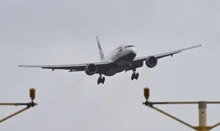 WATCH: Youtuber Live-Streams Plane Landings at Heathrow in Storm; Over 6.7 Million Views