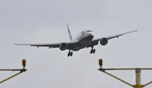 WATCH: Youtuber Live-Streams Plane Landings at Heathrow in Storm; Over 6.7 Million Views