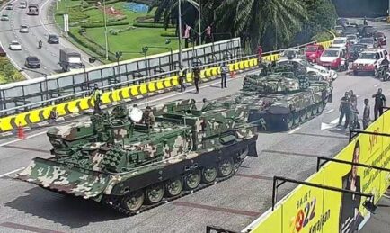 Patutlah Jalan Ke KL Sentral Jem. Rupanya Sebab Kereta Kebal