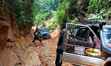 Aktiviti Off-Road 4X4 Rosakkan Jalan Perkampungan Orang Asli Gua Musang