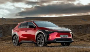 Hininto ng Toyota ang Kanilang $30-B Electric Vehicle Rollout Plan Para Labanan ang Tesla