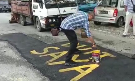 “TUNGGU YB LAMBAT LAGI LA.” AKHIRNYA RAKYAT TURAP SENDIRI JALAN BERLUBANG