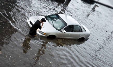APA NAK BUAT KALAU TERPERANGKAP DALAM KERETA KETIKA BANJIR?