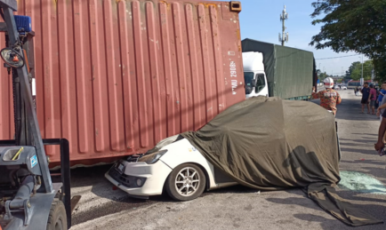 LORI KONTENA HEMPAP PERODUA BEZZA. SALAH SIAPA?